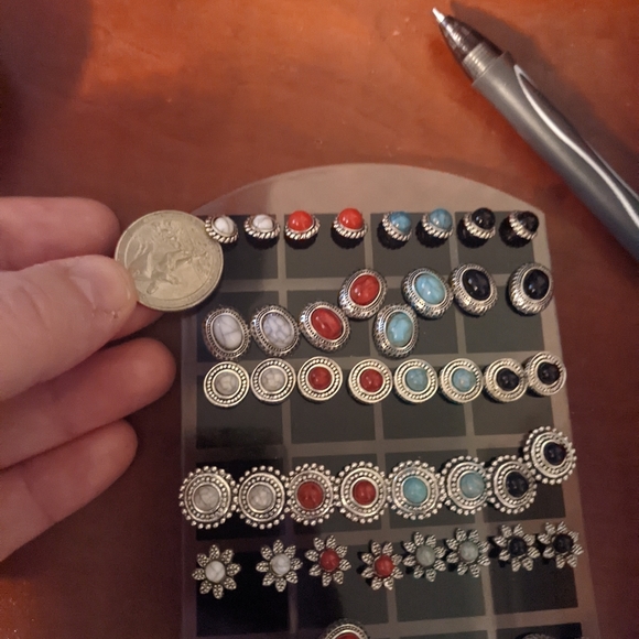 Set of 4 Stud Earrings - 4 colors in a set - Picture 4 of 4